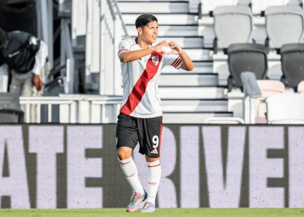 冬窗首签落定!本菲卡官宣佛得角国脚卡布拉尔加盟,穆帅阵容补强添关键拼图