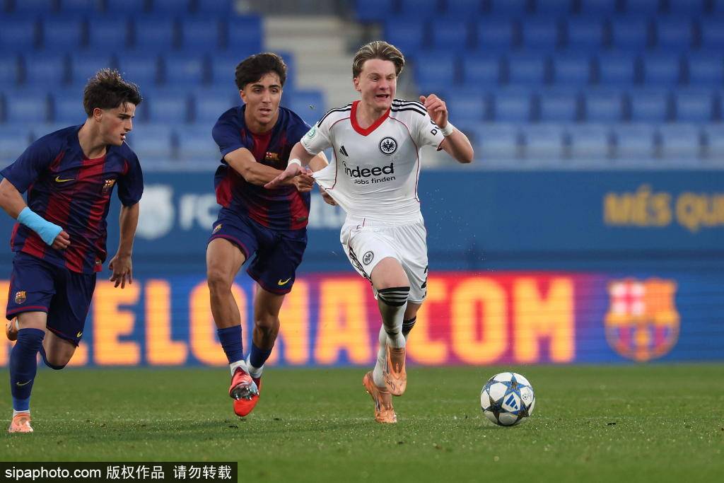 弗里克的巴萨三冠王:从质疑到传奇,逆转开启新纪元